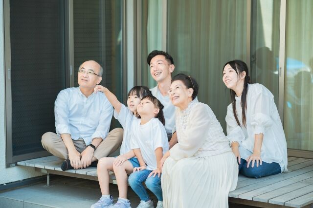 横浜市で親が施設に入った後、実家はすぐ売るべき？後回しで起きやすいこと